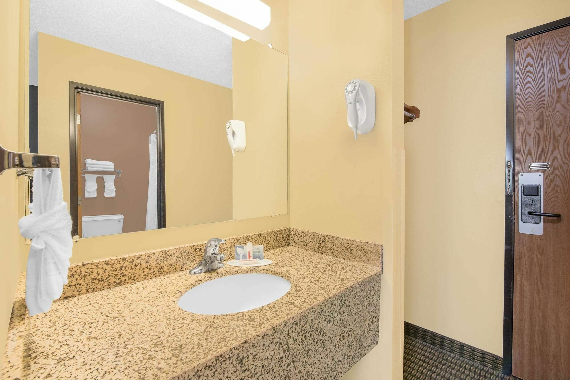 Days Inn By Wyndham Mitchell Sd Exteriér fotografie