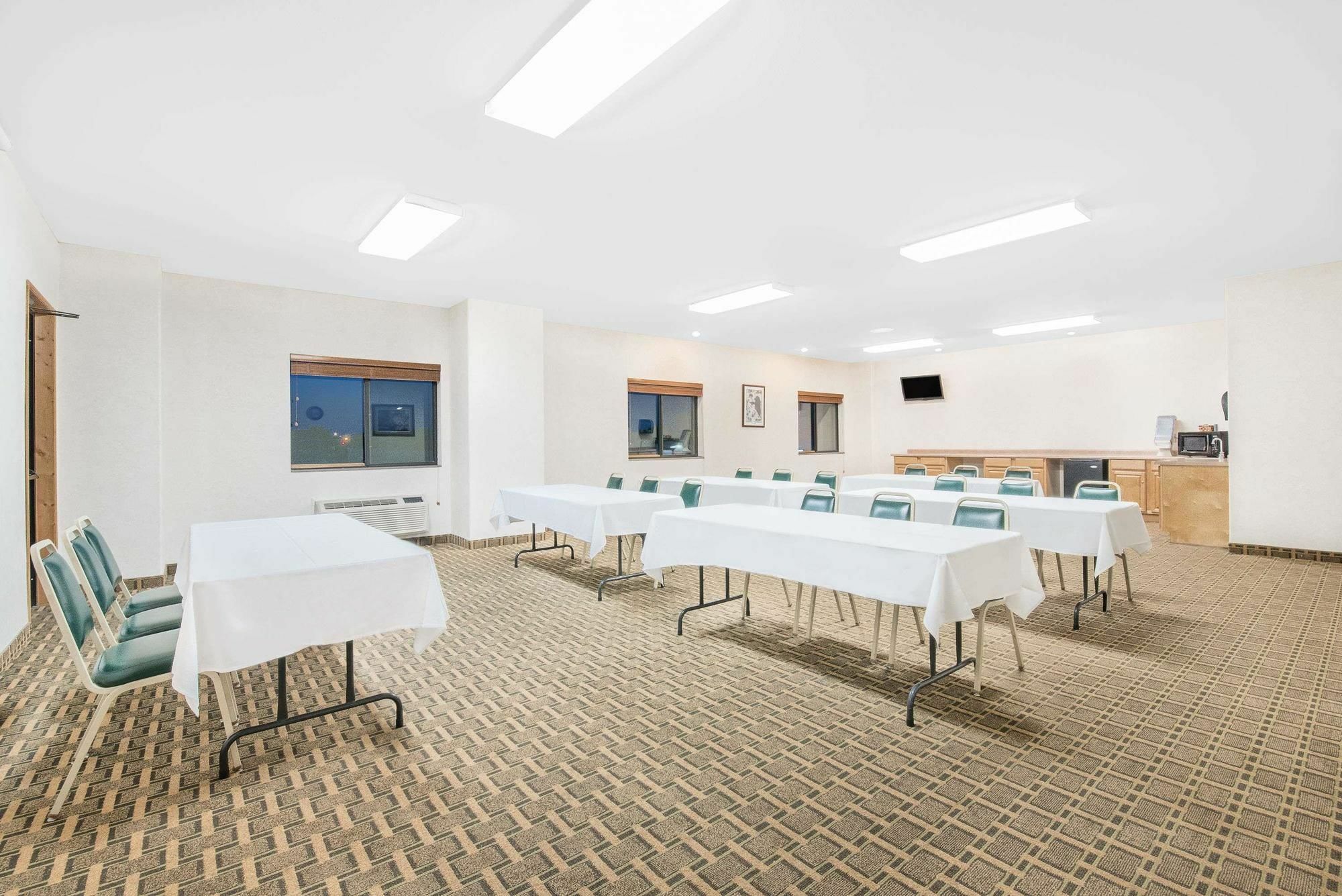 Days Inn By Wyndham Mitchell Sd Exteriér fotografie